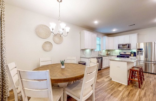 Conroe House | Beautiful Home near Lake Conroe - Fully Fenced Yard, Gas Fireplace & Grill