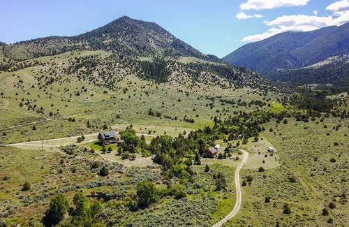 Alder House | Beautiful home near the Ruby River