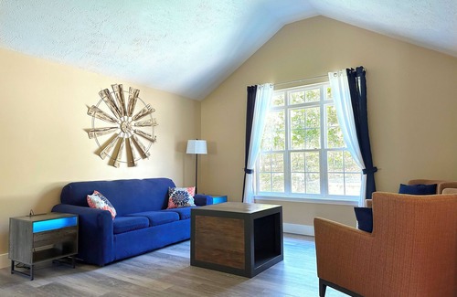 Branson House | Beautiful Home Nestled On 2 Acres Near Cox Medical Center & Branson Landing