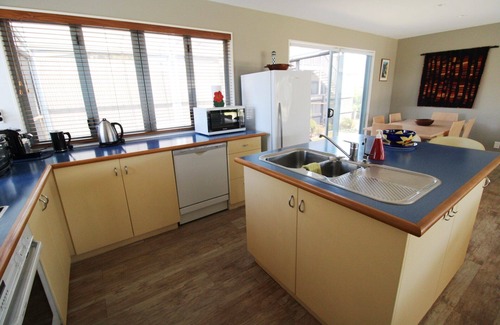 Matarangi House | Beautiful home 1 minute from the beach
