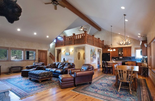 Pine House | Beautiful Home on 40+ Acres on South Platte River