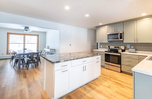 Interlochen House | Beautiful Home on Bass Lake Four Seasons