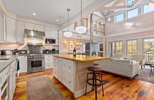 Bellingham House | Beautiful Home on Lake Samish with Deck- 10 minute drive to Fairhaven