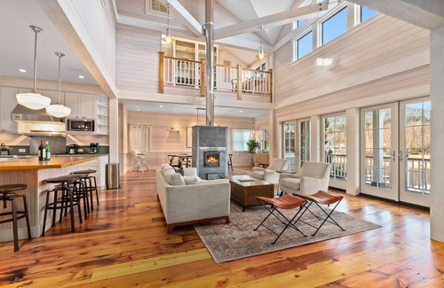 Bellingham House | Beautiful Home on Lake Samish with Deck- 10 minute drive to Fairhaven