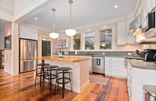 Bellingham House | Beautiful Home on Lake Samish with Deck- 10 minute drive to Fairhaven