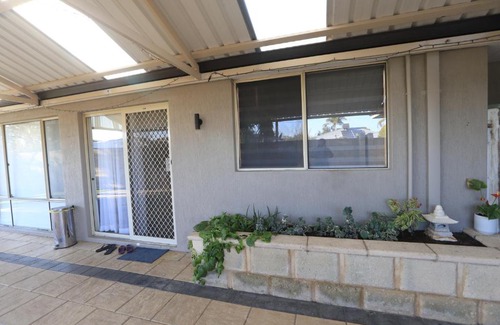 Atwell House | Beautiful home Queen bed near train station