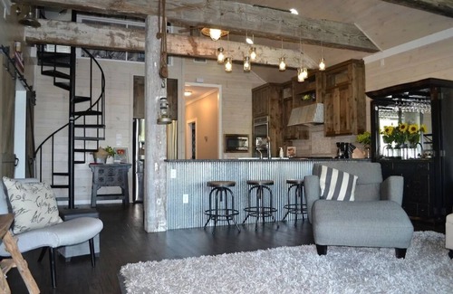 Piney House | Beautiful Home Right On Lake Hamilton! HOT TUB! Covered Boat Slip! Waterfall!