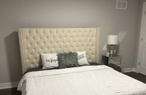 Ingersoll Bed & Breakfast | Beautiful home stay in Ingersoll. One king bed and bathroom.