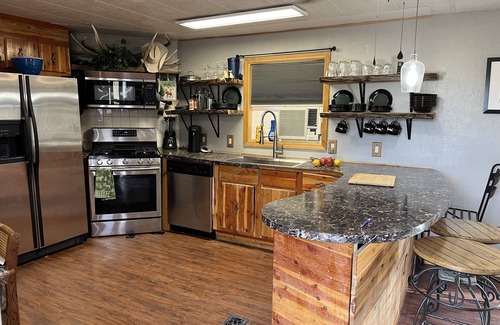 Roberts Cabin | Beautiful home steps from the lake, Mountain View’s