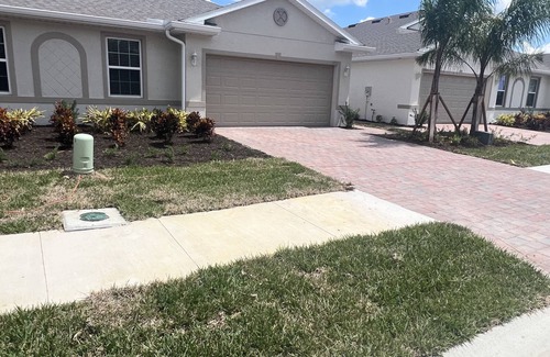 Jacarandas House | Beautiful home 2 + den with great amenities.