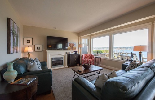 Campbell River House | Beautiful Home with Unobstructed Ocean View