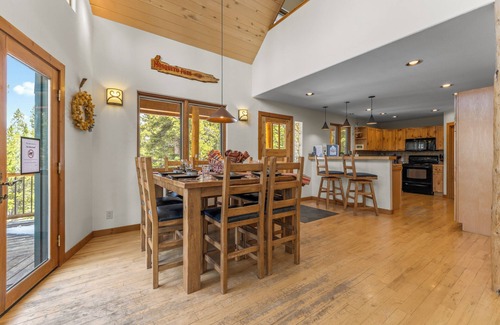 Valley of the Sun Cabin | Beautiful Home w/Spacious Deck, Hot Tub, Game Room, Pet Friendly - Porcupine Slopes