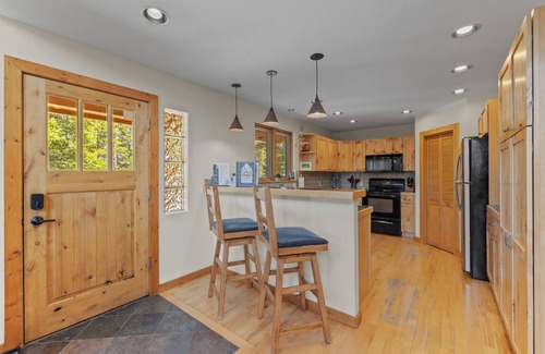 Valley of the Sun Cabin | Beautiful Home w/Spacious Deck, Hot Tub, Game Room, Pet Friendly - Porcupine Slopes