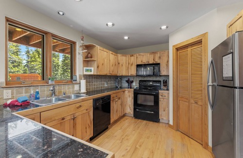 Valley of the Sun Cabin | Beautiful Home w/Spacious Deck, Hot Tub, Game Room, Pet Friendly - Porcupine Slopes