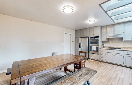 Truckee House | Beautiful home with enclosed yard, modern appliances, & WiFi