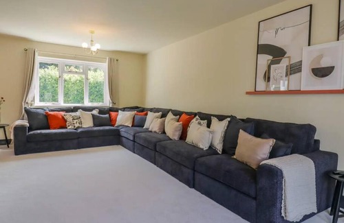 Royston House | Beautiful home with hot tub near Cambridge