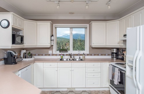 East Kootenay House | Beautiful Home with Mountain and Lake Views. 3 min walk to beach + 10 to town.