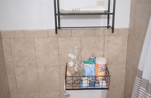 Hazel Park House | Beautiful home with In-ground pool, pool house, king bed and oval jetted tub