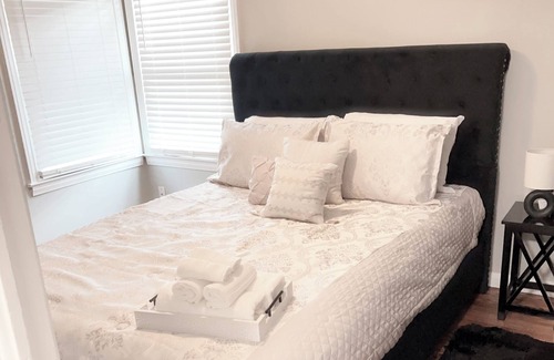 Hazel Park House | Beautiful home with In-ground pool, pool house, king bed and oval jetted tub