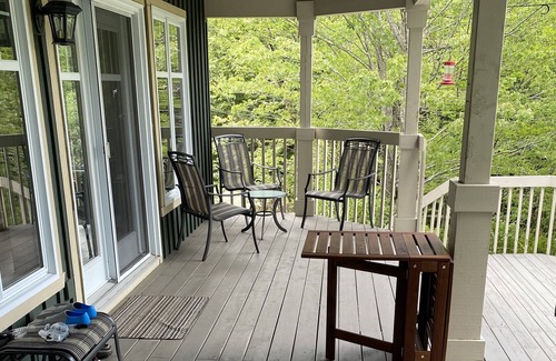 Austin Ski Chalet | Beautiful homy cottage, 10 steps away from the lake!