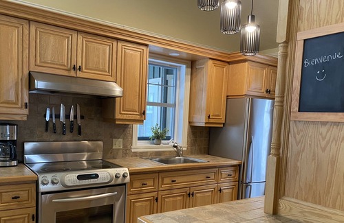 Austin Ski Chalet | Beautiful homy cottage, 10 steps away from the lake!