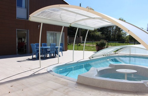 Laruscade Cottage | Beautiful house 170 m2, heated and covered swimming pool, jacuzzi, classified 4 stars.