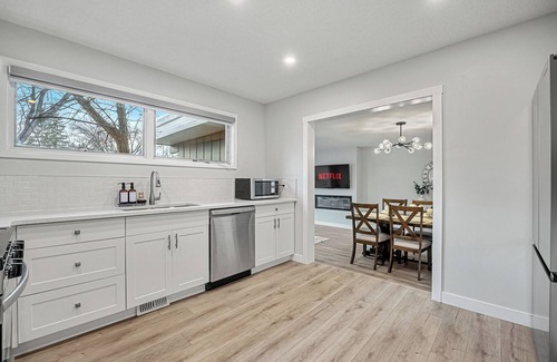 Kelvin Grove House | Beautiful House 3BDR>Chinook Mall 2 mins>Downtown 10 mins/Backyard>Firepit>PS5