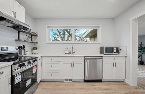 Kelvin Grove House | Beautiful House 3BDR>Chinook Mall 2 mins>Downtown 10 mins/Backyard>Firepit>PS5