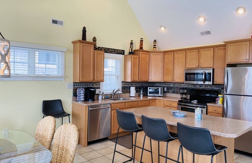 North End Condo | Beautiful house! Amazing location on Wesley! One block to beach and boards!