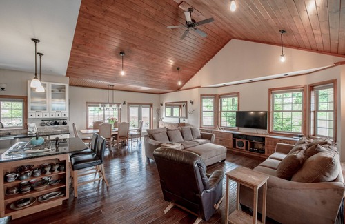 White Salmon House | Beautiful house and private apartment, hot tub & sauna, 6 miles from Hood River!