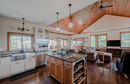 White Salmon House | Beautiful house and private apartment, hot tub & sauna, 6 miles from Hood River!
