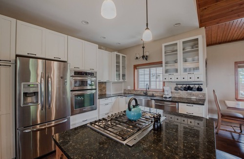 White Salmon House | Beautiful house and private apartment, hot tub & sauna, 6 miles from Hood River!