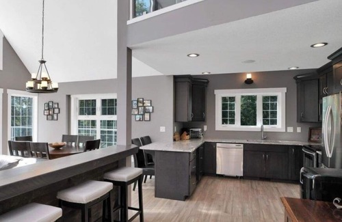 Division No. 8 House | Beautiful House at the Lake!