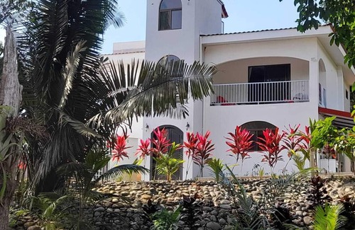 Esterillos House | Beautiful house between beach and mountains