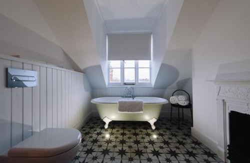 Cirencester House | Beautiful house, Cirencester centre, parking