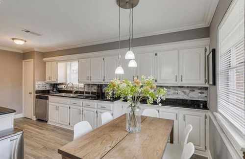 Dallas House | Beautiful House for BIG Groups with a Cinema Room