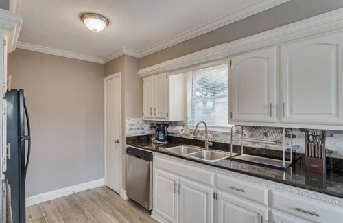 Dallas House | Beautiful House for BIG Groups with a Cinema Room