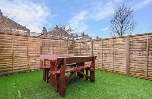 Tottenham Green House | Beautiful House in North London with Parking