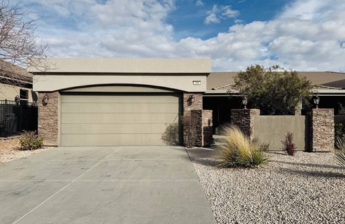 Mesquite House | Beautiful House on a Golf Course by Mesquite Vacation Rentals: Magnificent views overlooking the 10th tee box, walk to Falcon Ridge Clubhouse with $510 in free daily activities!