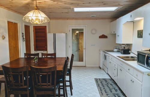 Town of Torrey House | Beautiful house on the lake