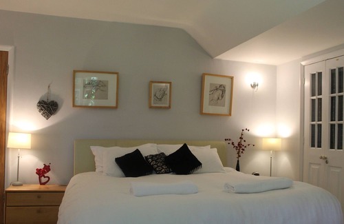 Ford House | Beautiful House set in 1.3 acre Woodland. Nearby Goodwood Events! Dogs Welcome!