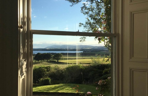 Kinnesswood House | Beautiful house, set in a gorgeous garden with stunning Loch views
