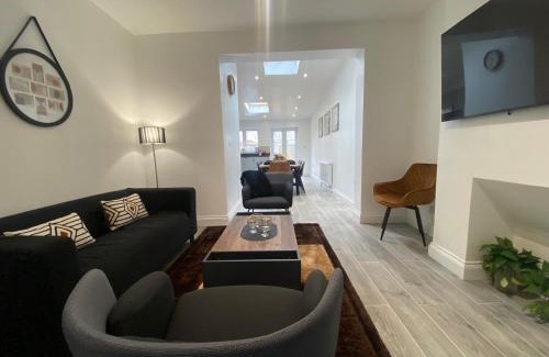 Eastbrook House | Beautiful House Sleeps 10 Guests, London, Near Eastbrook Film studios, Great Value for Families and Groups