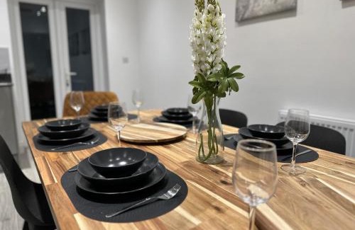Eastbrook House | Beautiful House Sleeps 10 Guests, London, Near Eastbrook Film studios, Great Value for Families and Groups