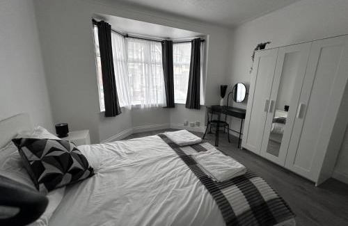 Eastbrook House | Beautiful House Sleeps 10 Guests, London, Near Eastbrook Film studios, Great Value for Families and Groups