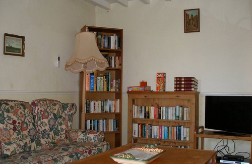 Vindefontaine House | Beautiful house with walled mature gardens in pretty village