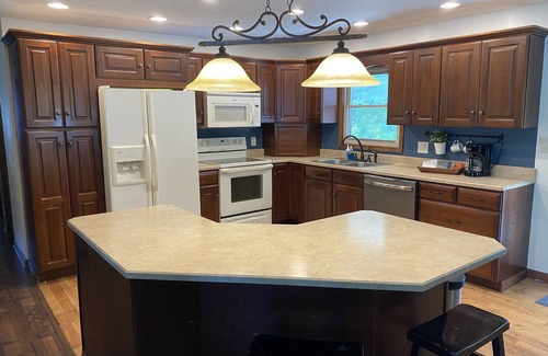 Roderfield House | Beautiful house walking distance to wilmore dam! Surrounded by tons of trails!