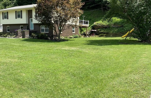 Roderfield House | Beautiful house walking distance to wilmore dam! Surrounded by tons of trails!