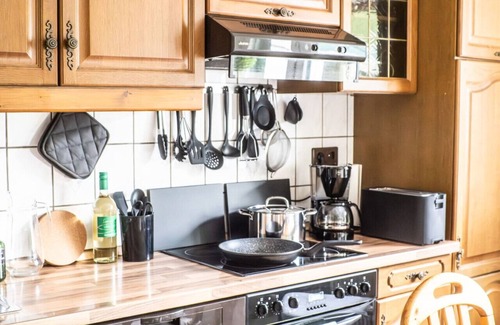 Brunsbuttel House | Beautiful house with conservatory and garden and large bathrooms