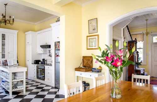 Mowbray House | Beautiful House with Stunning garden and Swimming Pool